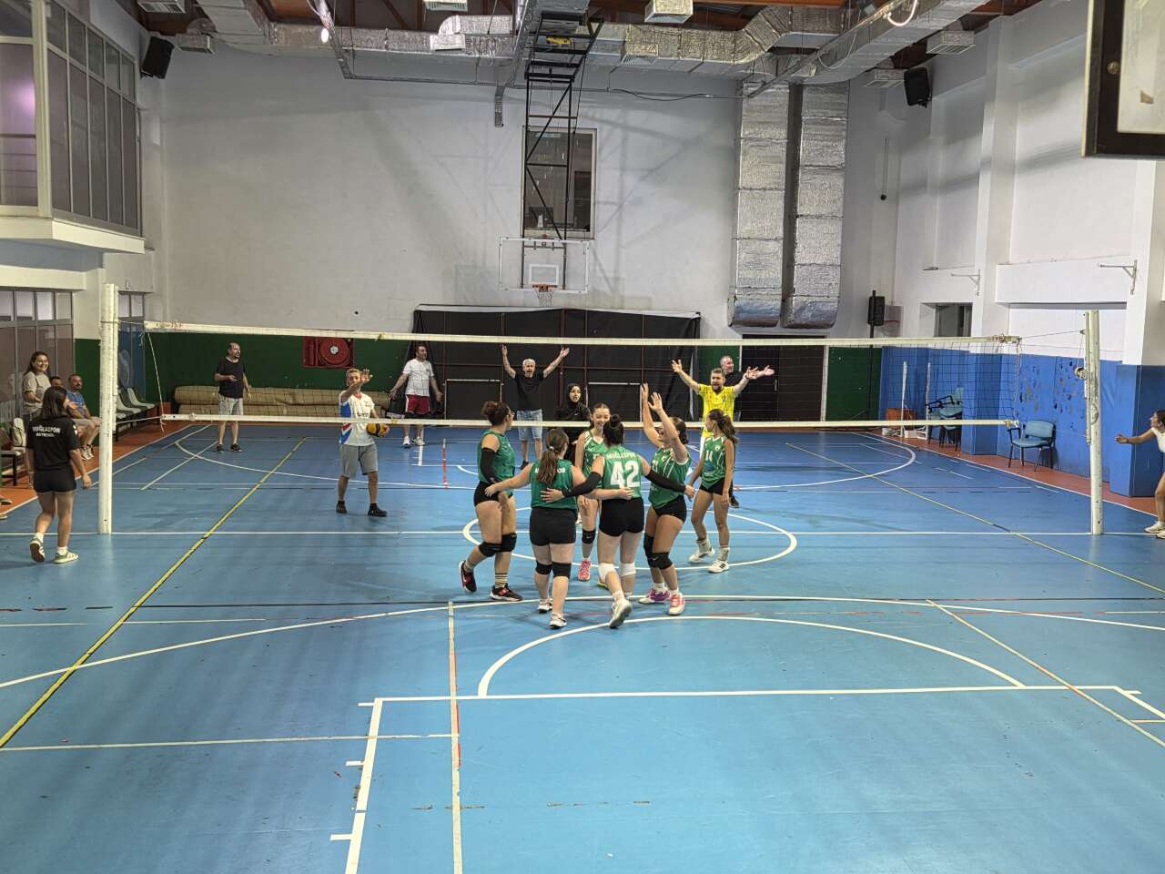 Muğlaspor Voleybol’da Renkli Gece: Yıldız Kızlar Babalarını Devirdi, Tatlı Yiyip Tatlı Bağladılar 4